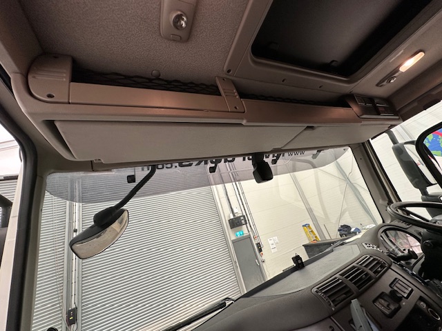DAF CF 370 6×2 Sleeper Cab Fridge Box