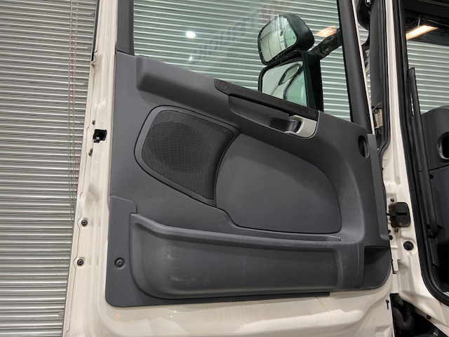 Scania R420 8×2 Rear Lift Brick Grab Drawbar