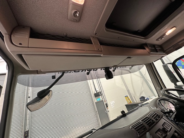 DAF CF 370 6×2 Sleeper Cab Fridge Box