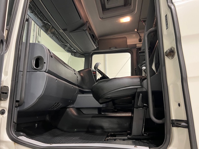 Scania R420 8×2 Rear Lift Brick Grab Drawbar