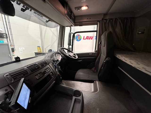 DAF CF 370 6×2 Sleeper Cab Fridge Box