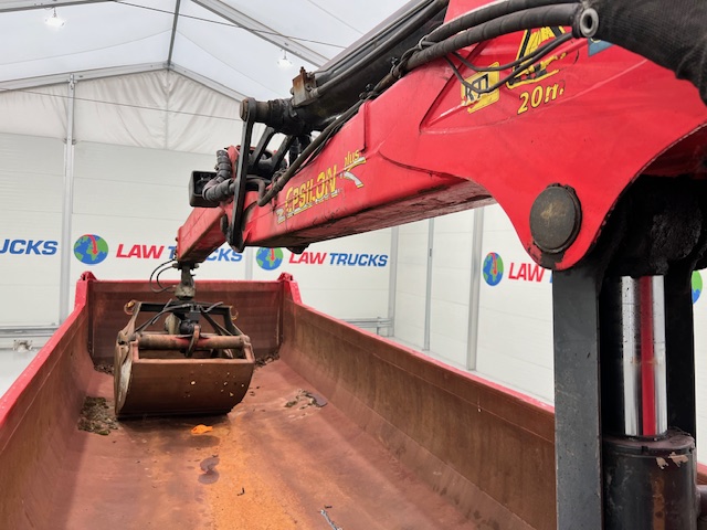 Volvo FM 400 8×4 Steel Tipper Grab Manual
