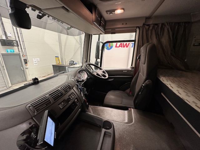 DAF CF 370 6×2 Sleeper Cab Fridge Box