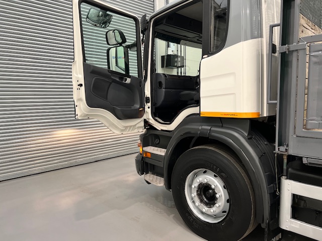 Scania P270 6×2 10 Tyre Flatbed Drawbar Brick Grab