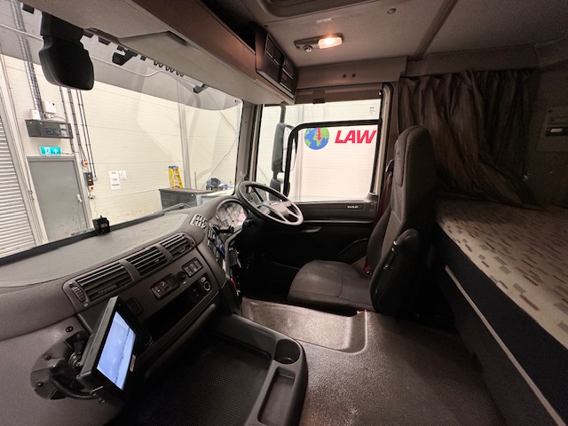 DAF CF 370 6×2 Sleeper Cab Fridge Box
