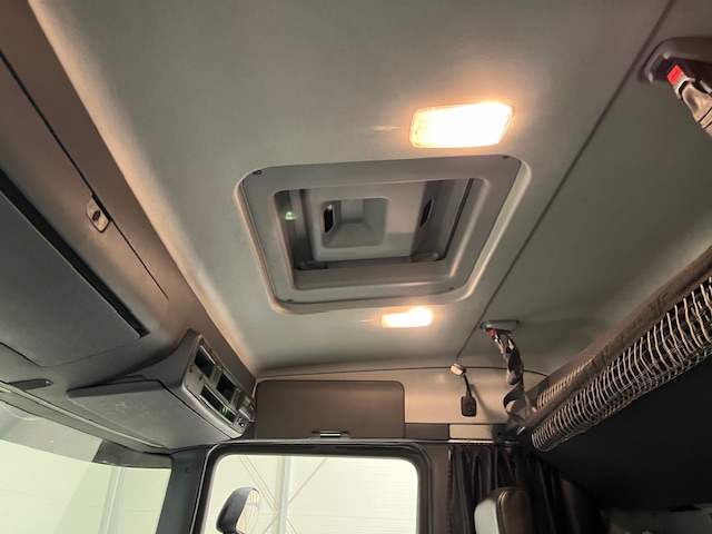 Scania R420 8×2 Rear Lift Brick Grab Drawbar