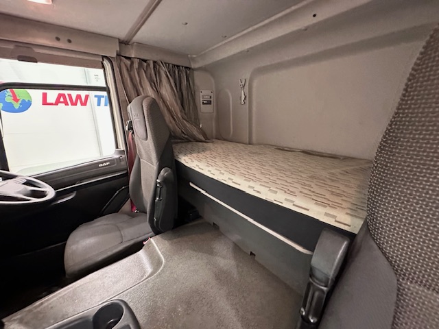 DAF CF 370 6×2 Sleeper Cab Fridge Box
