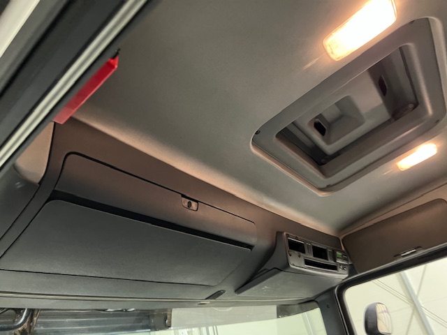 Scania R420 8×2 Rear Lift Brick Grab Drawbar