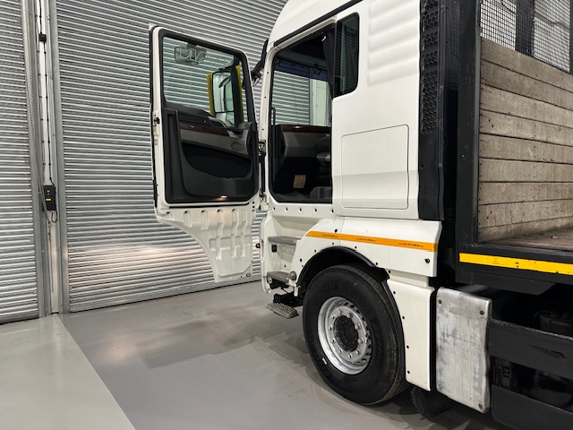 MAN TGX 26.440 6×2 Brick Grab Drawbar