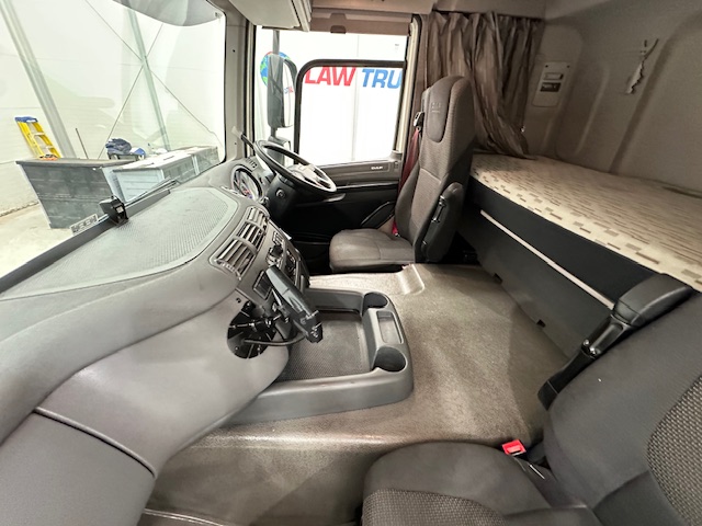 DAF CF 370 6×2 Sleeper Cab Fridge Box