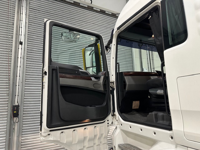 MAN TGX 26.440 6×2 Brick Grab Drawbar