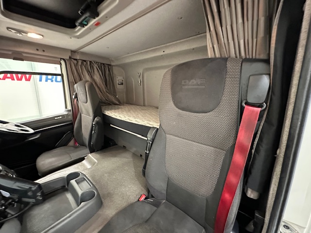 DAF CF 370 6×2 Sleeper Cab Fridge Box