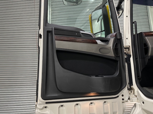 MAN TGX 26.440 6×2 Brick Grab Drawbar