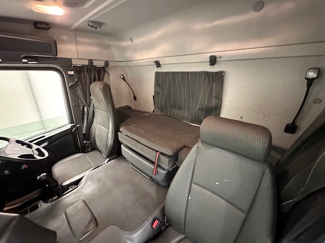 Scania P370 8×4 Sleeper Cab Skip Loader