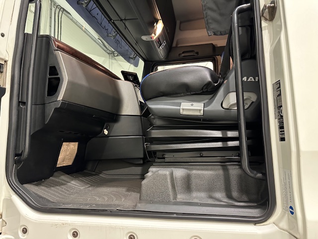 MAN TGX 26.440 6×2 Brick Grab Drawbar