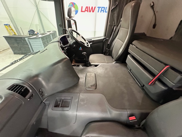 Scania P370 8×4 Sleeper Cab Skip Loader