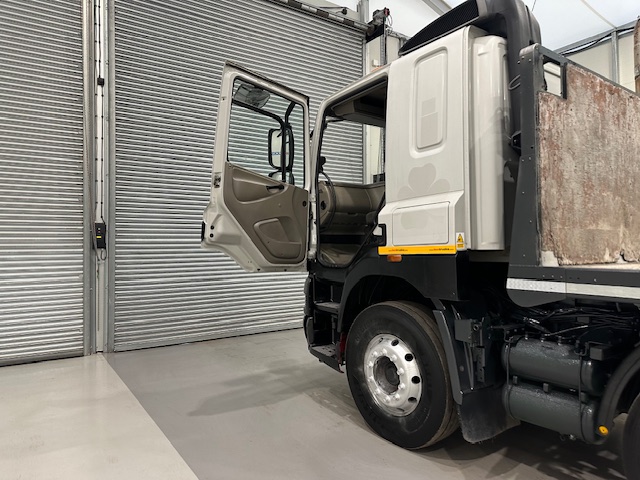 DAF CF85 360 8×2 Flatbed Brick Grab Drawbar