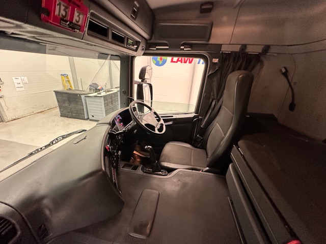 Scania P370 8×4 Sleeper Cab Skip Loader
