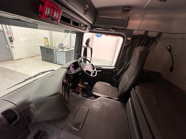 Scania P370 8×4 Sleeper Cab Skip Loader
