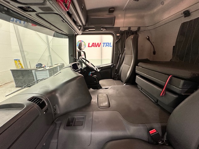 Scania P370 8×4 Sleeper Cab Skip Loader