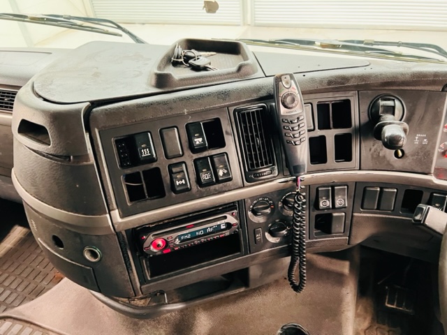 Volvo FH12 420 4×2 Sleeper Cab Tractor Unit