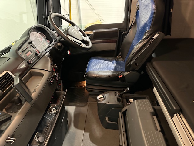 MAN TGX 26.440 6×2 Brick Grab Drawbar