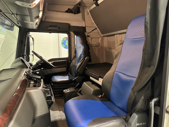 MAN TGX 26.440 6×2 Brick Grab Drawbar